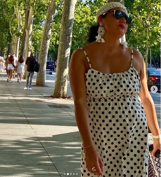 Анна Нетребко в новых летних образах: модный сарафан в принт горох