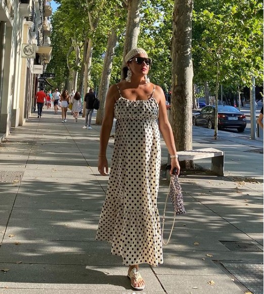 Анна Нетребко в новых летних образах: модный сарафан в принт горох