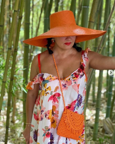 Анна Нетребко в новых летних образах: модный сарафан с цветочным принтом