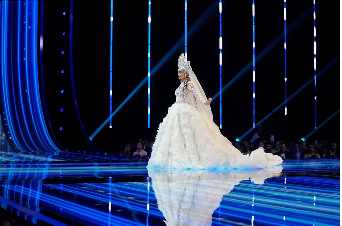 В платье «Царевна-Лебедь» сегодня представила Россию участница на конкурсе красоты «Мисс Вселенная»
